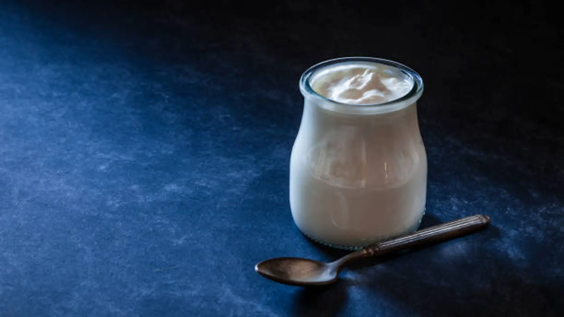 ¿Por qué deberías comer yogur griego por la mañana?