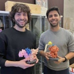 Marc Expósit y Alfredo Quijano con el diseño de sus proteínas en 3D