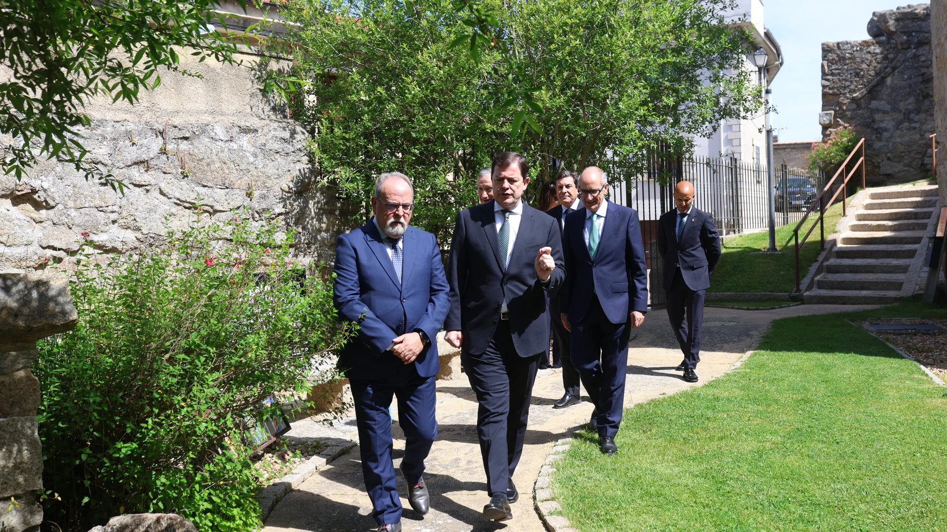 El presidente de la Junta de Castilla y León, Alfonso Fernández Mañueco, presenta el Plan Socioeconómico de La Raya, junto a Fernández Carriedo, Faúndez e Iglesias, entre otros