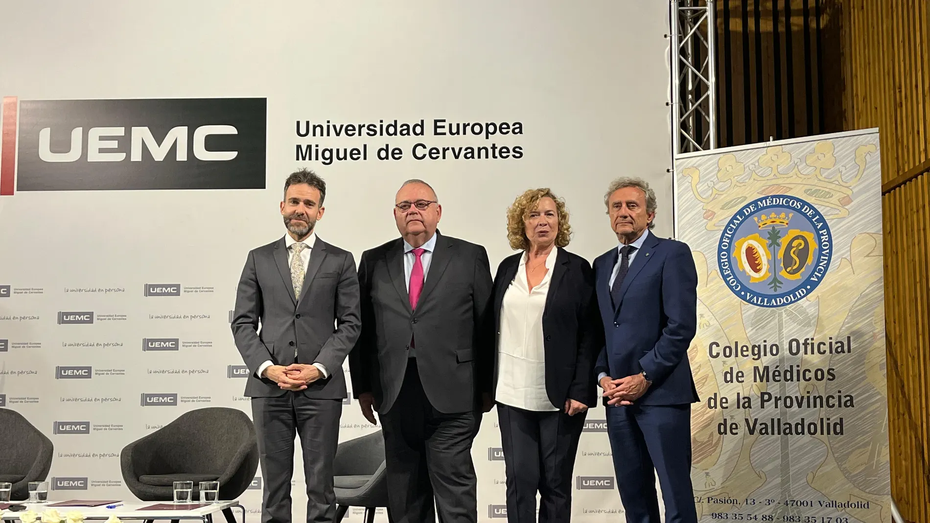 El consejero de Sanidad, Alejandro Vázquez, inaugura la III Jornada One Health- ‘Una Salud, tiempo de actuar’, junto a la directora general de Salud Pública, Cristina Granda; al presidente del Colegio Oficial de Médicos de Valladolid, José Luis Almudí Alegre, y el rector de la UEMC, David García López