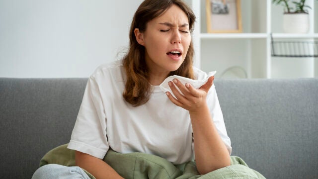 Una mujer a punto de estornudar