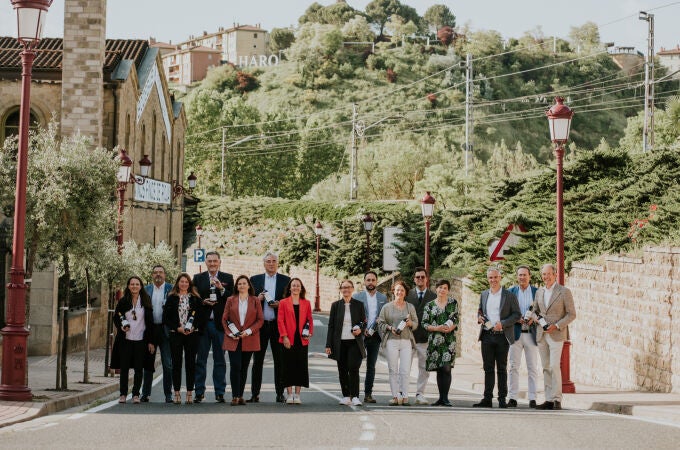 Bodegueros de la Asociación del Barrio de la Estación, con los bodegueros invitados de Borgoña