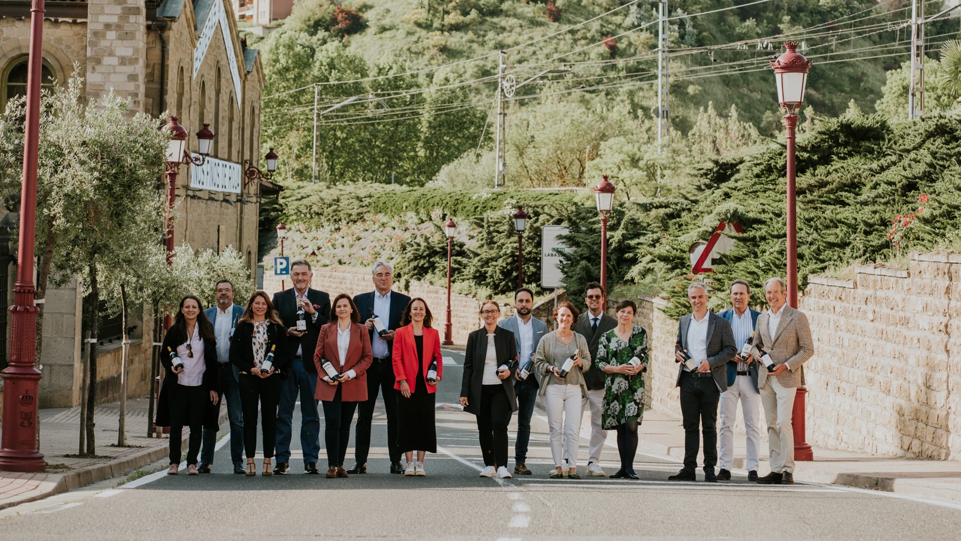 Bodegueros de la Asociación del Barrio de la Estación, con los bodegueros invitados de Borgoña