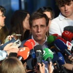 Almeida se reúne con el presidente de Aena para tratar de desencallar la situación en Barajas