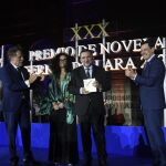 El autor Sergio Vila-Sanjuán recibe el Premio Fernando Lara de Novela de manos de José Creuheras, Olga Sánchez y Juanma Moreno