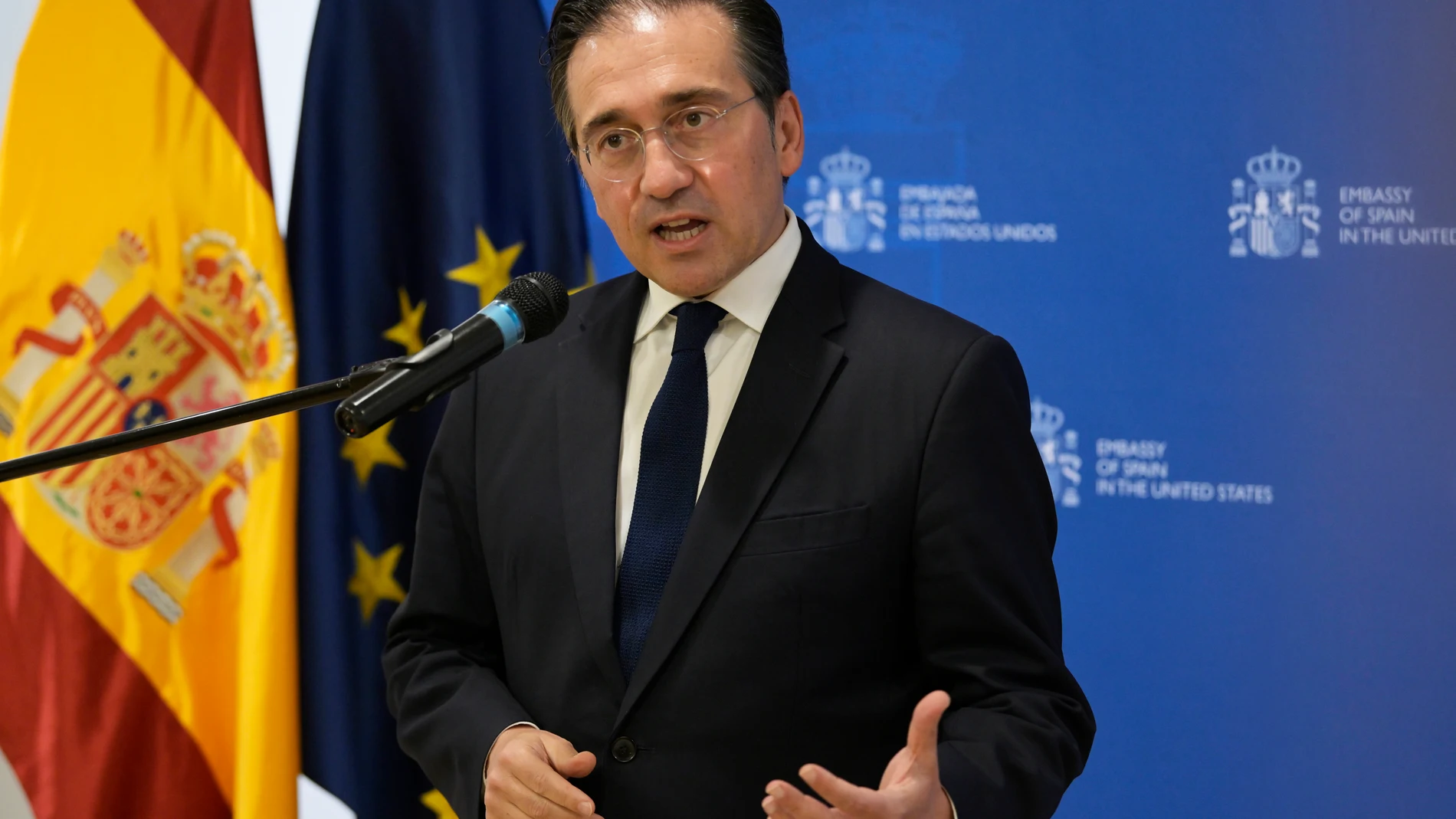 USA2744. WASHINGTON (DC, EEUU), 22/05/2025.- El ministro de Asuntos Exteriores de España, José Manuel Albares, habla durante una rueda de prensa este jueves, en la sede de la embajada de España en Washington (EE.UU.). Albares dijo que no está contemplando llamar a consultas a la embajadora española en Israel para tratar de forzar al Gobierno de Benjamín Netanyahu a que cese su actual ofensiva y bloqueo contra Gaza, acciones que consideró a su vez que Jerusalén debe implementar de inmediato. E...