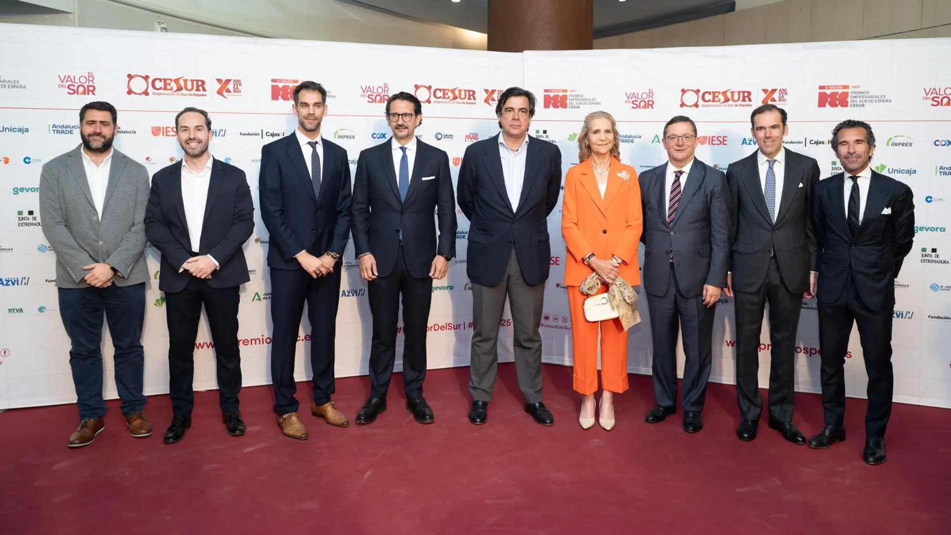 La Infanta Elena junto al presidente de Cesur, José Manuel González, y el vicepresidente, Fernando Seco, y los premiados Carlos Pérez, José Antonio Pérez, José Manuel Calderón, José Luis Manzanares, Rafael Benjumea y Borja Vázquez