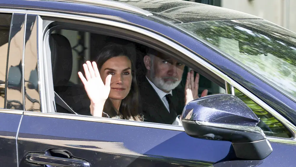 Don Felipe VI y Doña Letizia dan el último adiós al monseñor Serafín