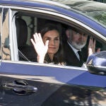 Don Felipe VI y Doña Letizia dan el último adiós al monseñor Serafín