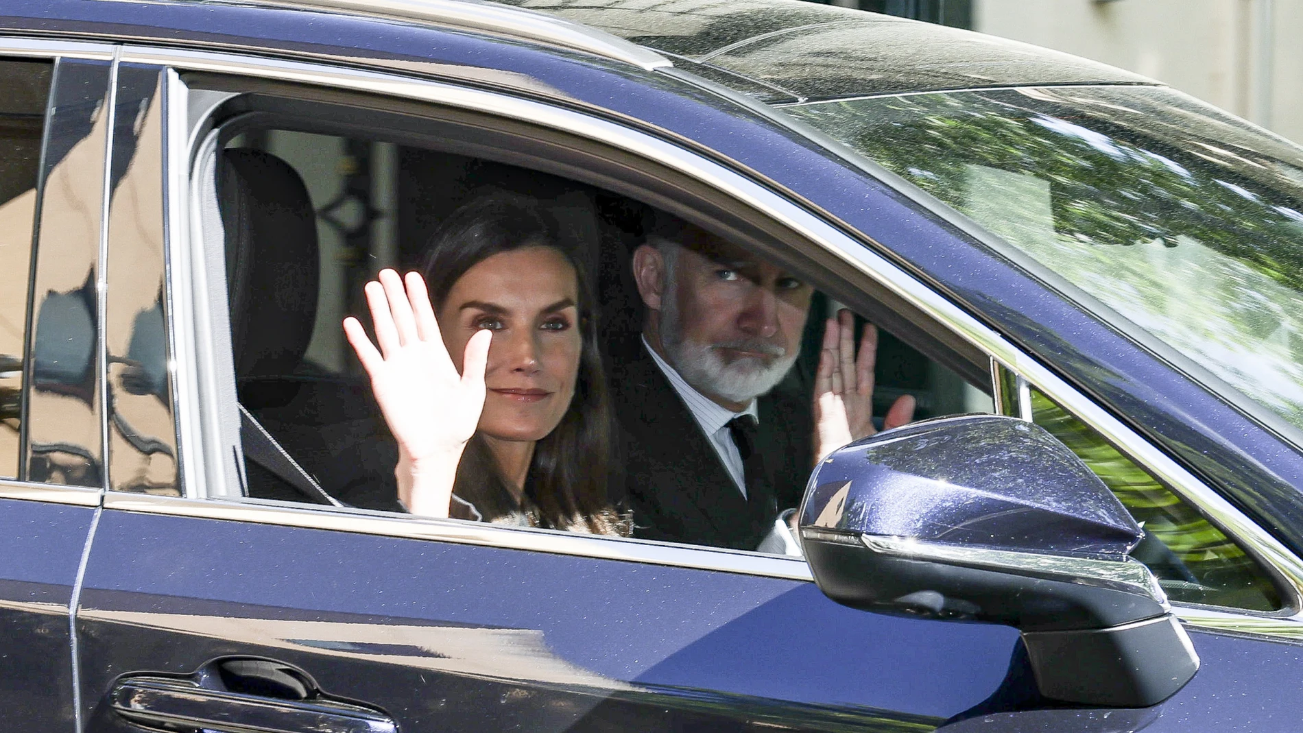 Don Felipe VI y Doña Letizia dan el último adiós al monseñor Serafín