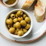 Imagen de un plato de aceitunas 