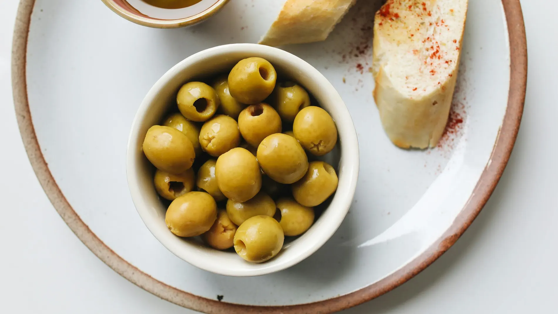 Imagen de un plato de aceitunas