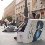 Madrid se llena de bancos-libro en una nueva edición de ‘El libro que tienes en tu cabeza’. David Jar