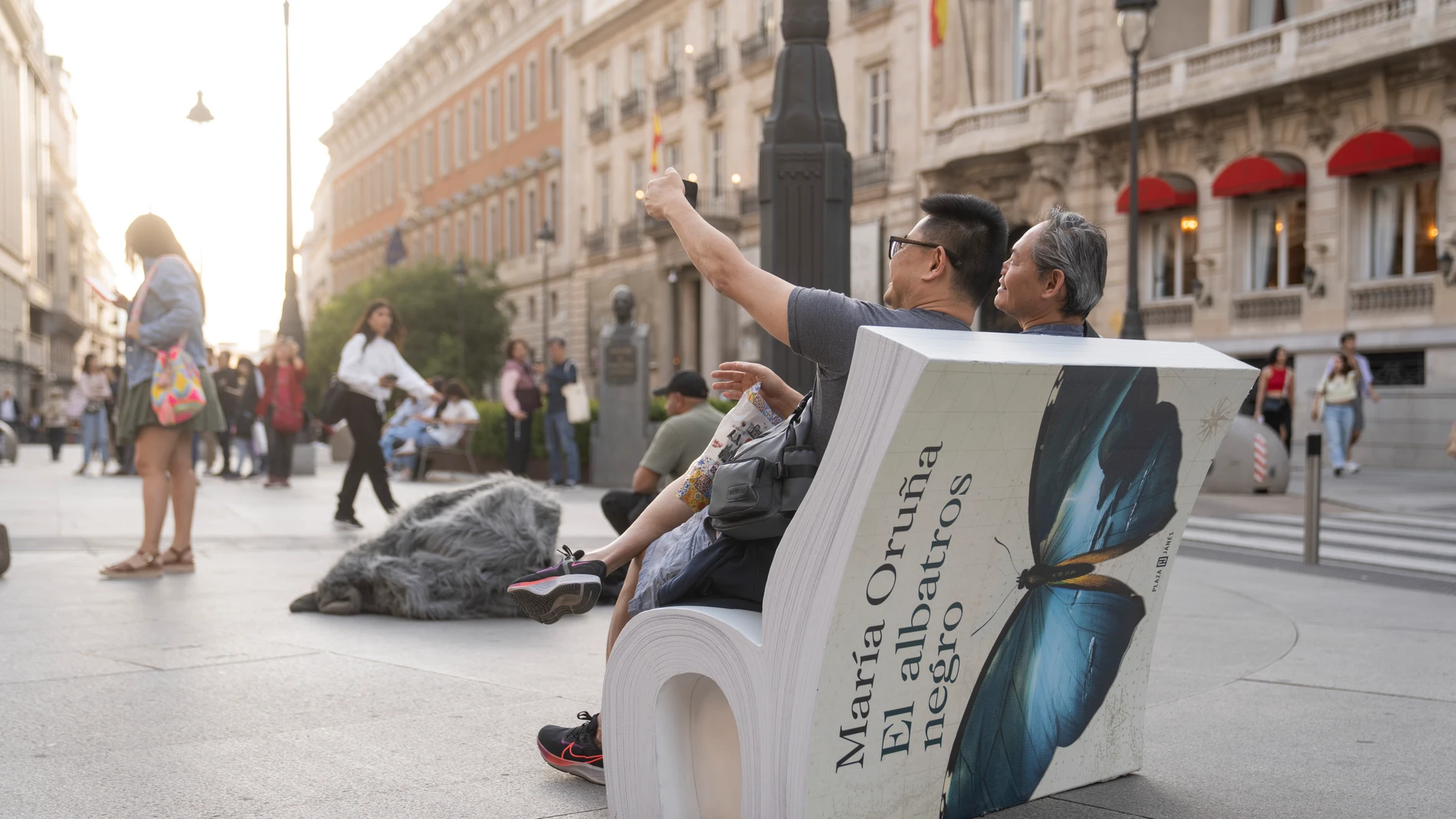 Madrid se llena de bancos-libro en una nueva edición de ‘El libro que tienes en tu cabeza’