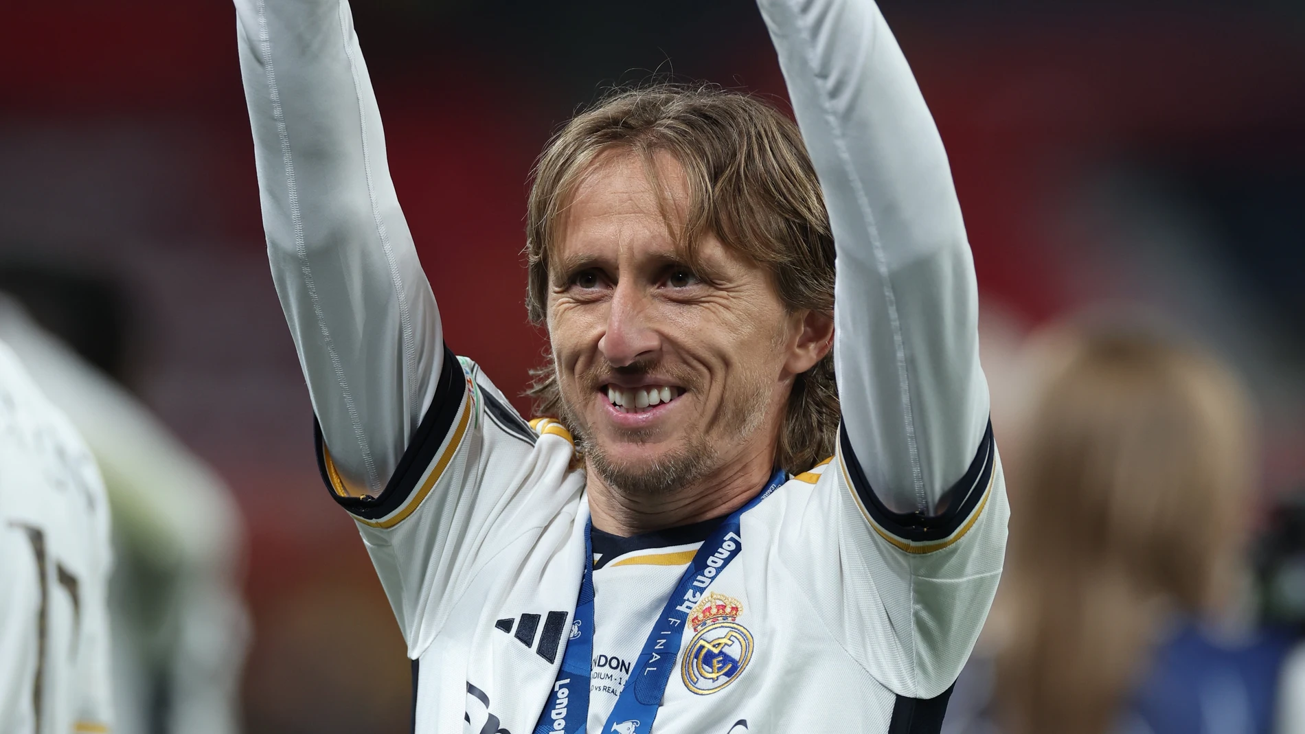 LONDON (United Kingdom), 22/05/2025.- (FILE) - Luka Modric of Madrid waves to supporters after winning the UEFA Champions League final match of Borussia Dortmund against Real Madrid, in London, Britain, 01 June 2024 (re-issued 22 May 2025). Luka Modric announced on 22 May 2025 that he will leave Real Madrid at the end of the club's Fifa Club World Cup campaign. (Liga de Campeones, Mundial de Fútbol, Reino Unido, Londres) EFE/EPA/ISABEL INFANTES