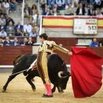 MADRID, 22/05/2025.- El diestro francés Sebastián Castella lidia un toro durante la corrida de la Feria de San Isidro celebrada este jueves, en la plaza de toros de Las Ventas, en Madrid.