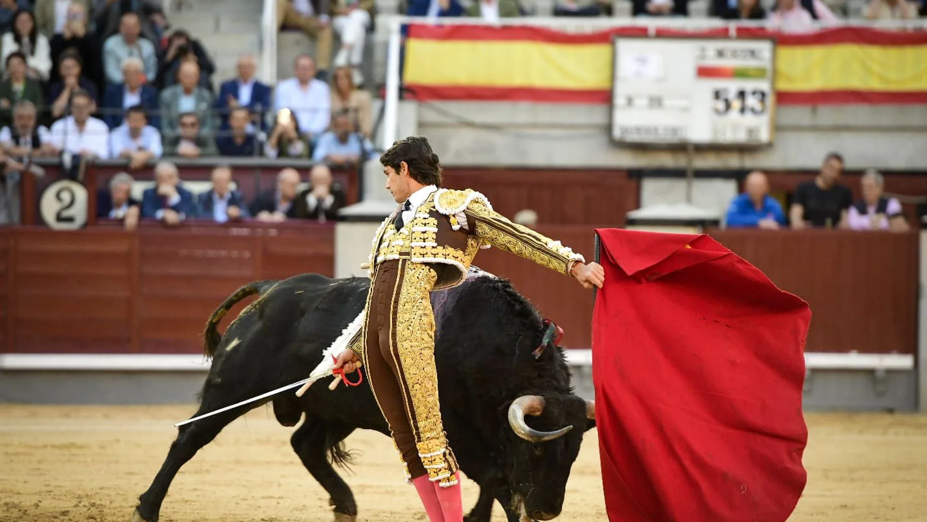 MADRID, 22/05/2025.- El diestro francés Sebastián Castella lidia un toro durante la corrida de la Feria de San Isidro celebrada este jueves, en la plaza de toros de Las Ventas, en Madrid.