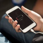 Por qué suele calentarse el cargador del móvil y cómo solucionarlo