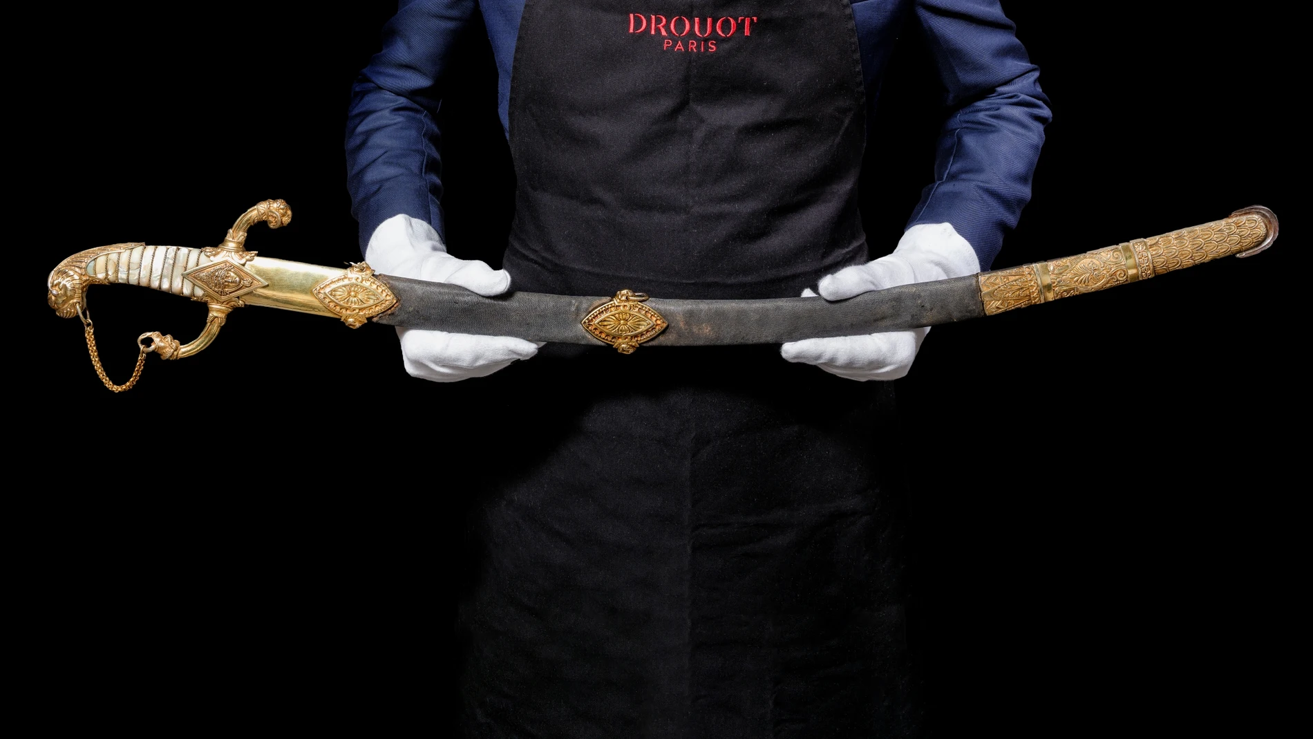 PARÍS, 23/05/2025.-Un sable utilizado por Napoleón Bonaparte durante todo su período como emperador fue subastado en casi 4,7 millones de euros, anunció este viernes la casa de subastas parisina Drouot. El precio total alcanzó 4,663 millones, gastos incluidos, en una subasta que tuvo lugar en la noche del jueves en Drouot, aunque organizada por la casa de ventas Giquello.- EFE/ Drouot ***SOLO USO EDITORIAL/SOLO DISPONIBLE PARA ILUSTRAR LA NOTICIA QUE ACOMPAÑA (CRÉDITO OBLIGATORIO)***