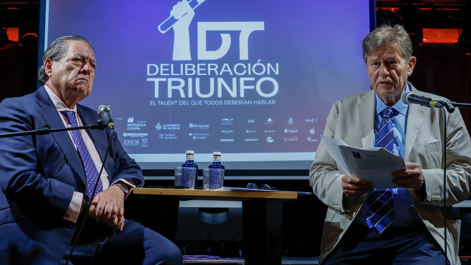 VALENCIA, 23/05/2025.- El presidente de la Fundación Valenciana Premios Rei Jaume I, Vicente Boluda (i), y el presidente ejecutivo de la misma, Javier Quesada, presentan las novedades de la 37ª edición de la Reunión de Jurados de los Premios Rei Jaume I, que tendrá lugar los próximos 2 y 3 de junio, así como la campaña de comunicación destinada a dar visibilidad a la ciencia, la investigación y el emprendimiento. EFE/Biel Aliño