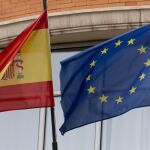 Una bandera de la Unión Europea junto a una bandera de España