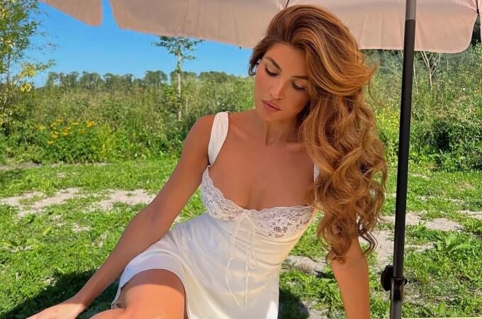 Influencer con pelo brillante.