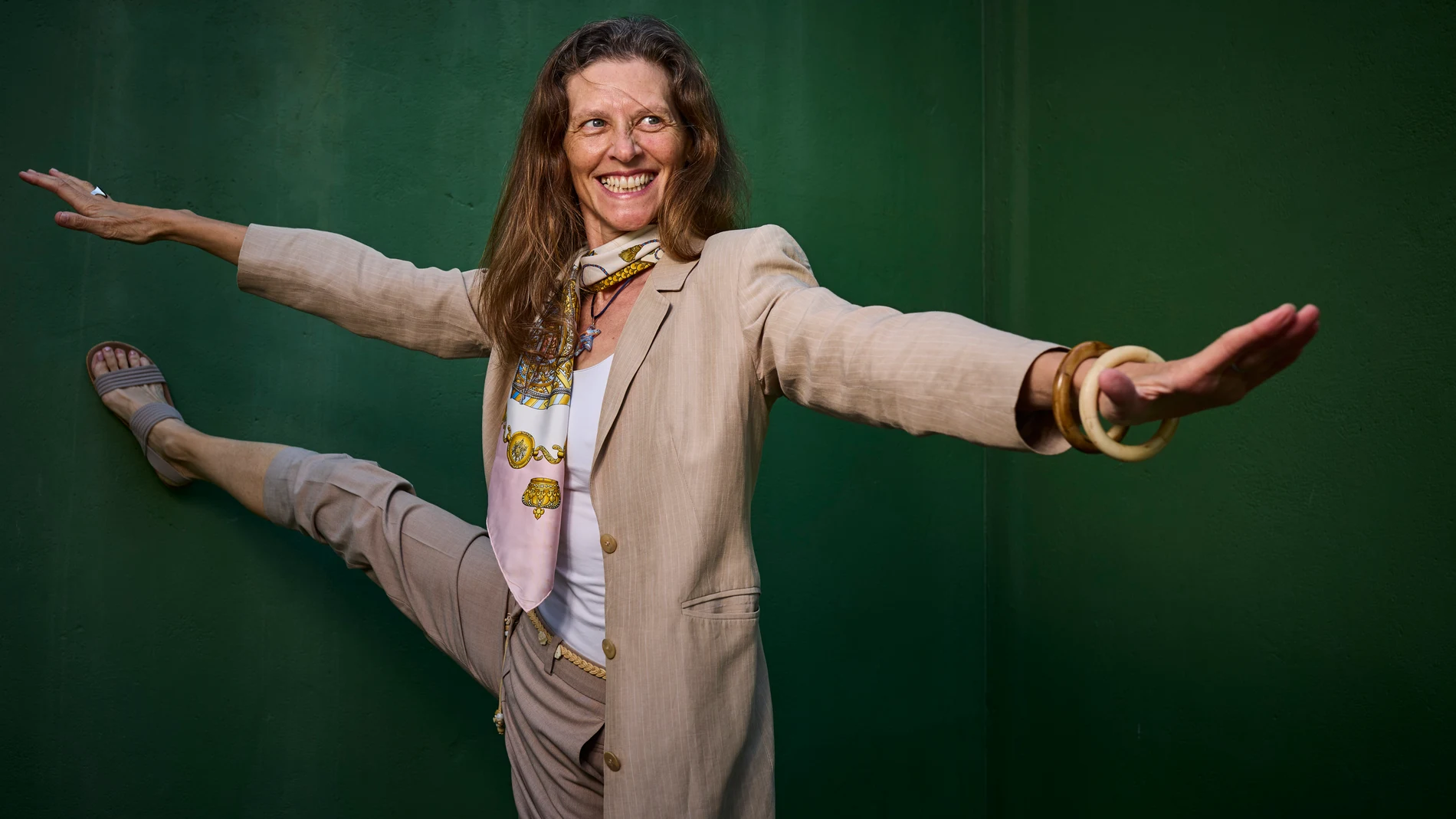 Entrevista con Guiomar Alfaro, modelo a los 54 años. Después de casi tres décadas alejada de la moda, esta profesora de inglés ha vuelto a las pasarelas. Su reaparición está dando visibilidad a las mujeres maduras en una industria edadista. © Alberto R. Roldán / Diario La Razón. 22 05 2025