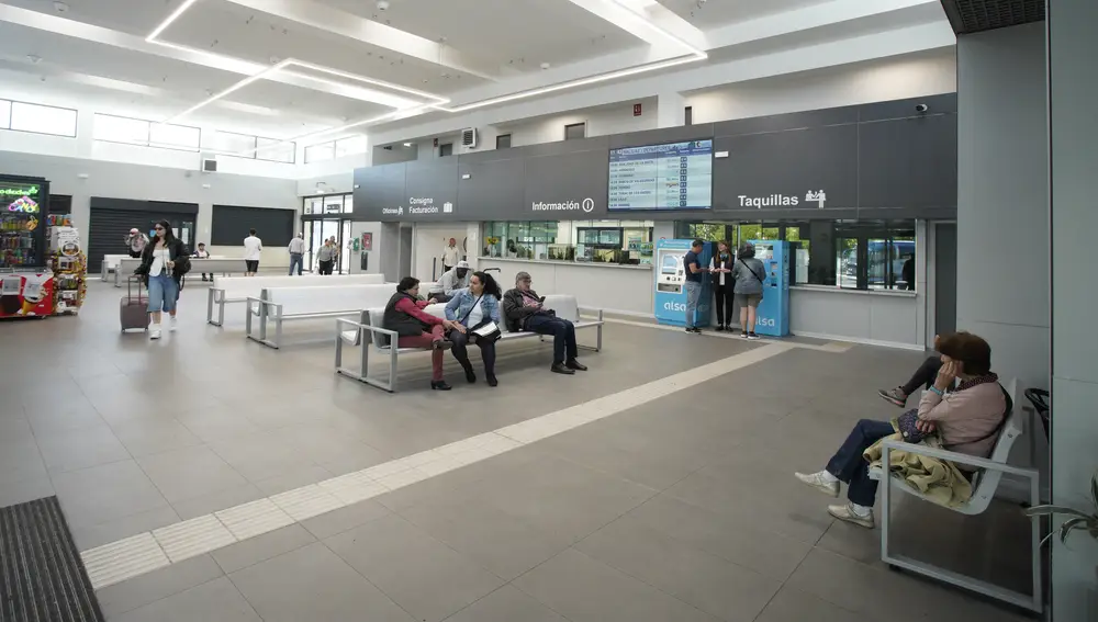 Viajeros en la estación de autobuses de Ponferrada