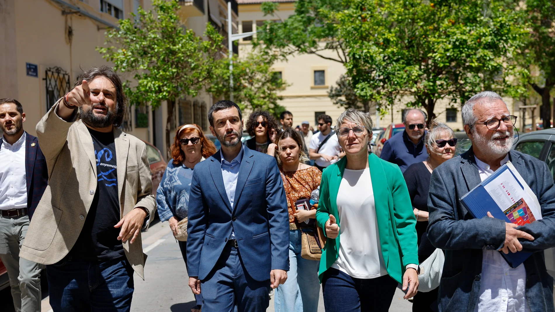 GRAFCVA7702. VALENCIA, 23/05/2025.- El ministro de Derechos Sociales, Consumo y Agenda 2030, Pablo Bustinduy (2º i), y la portavoz municipal de Compromís, Papi Robles, durante su recorrido por el barrio del Cabanyal junto a vecinos para ver la situación de los anuncios ilegales de pisos turísticos en la Comunitat Valenciana. EFE/Ana Escobar