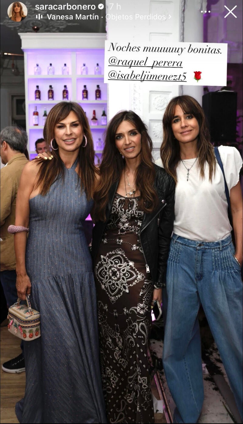 Sara Carbonero con amigas en una ncohe de música.