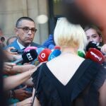 El abogado José Antonio Sires y la mujer denunciante