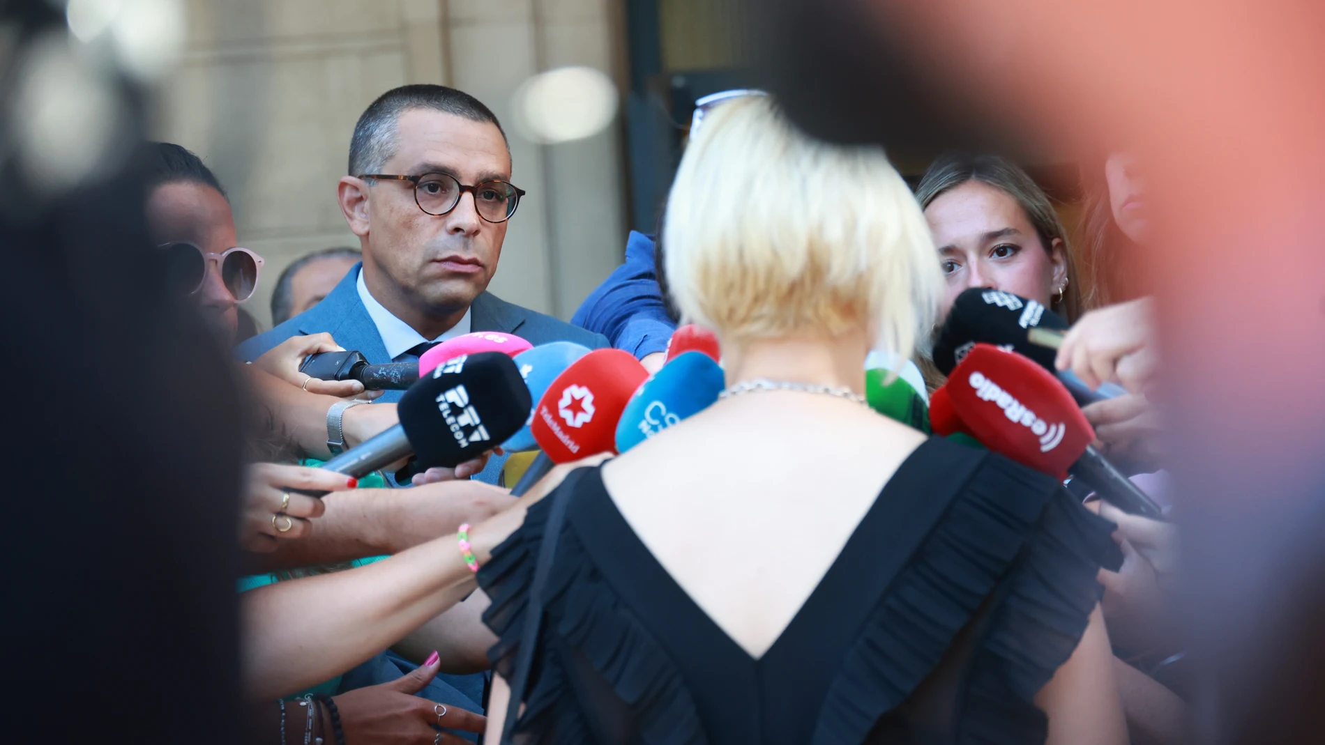 El abogado José Antonio Sires y la mujer denunciante
