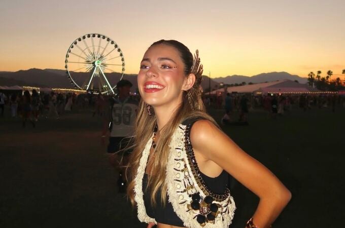 Influencer con maquillaje festivalero.
