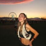 Influencer con maquillaje festivalero.