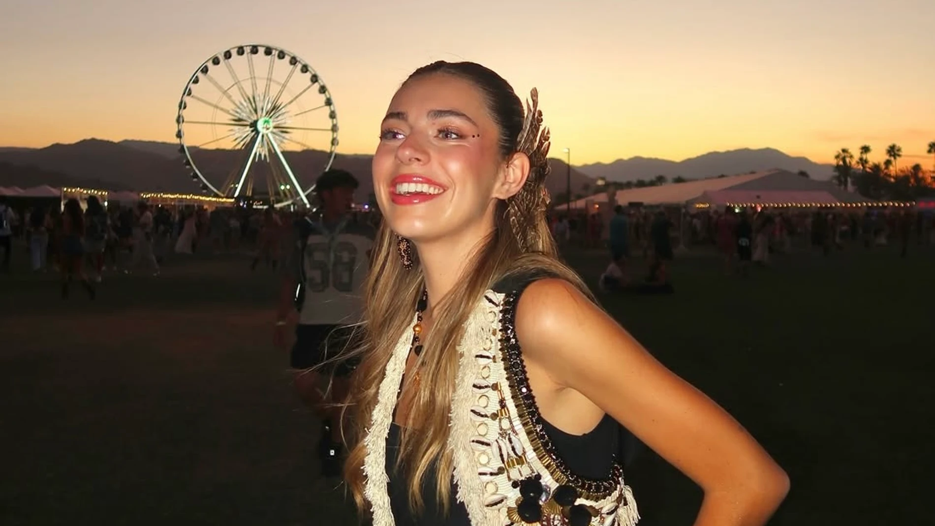 Influencer con maquillaje festivalero.