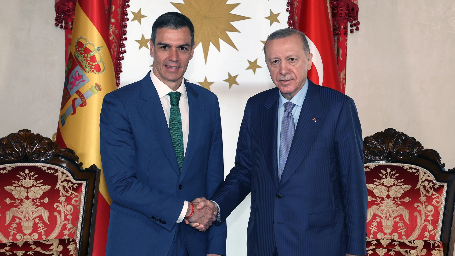 ISTANBUL (Turkey), 23/05/2025.- A handout picture made available by the Turkish Presidential Press Office shows Turkish President Recep Tayyip Erdogan (R) and Spain's Prime Minister Pedro Sanchez (L) shaking hands during their meeting in Istanbul, Turkey, 23 May 2025. The Spanish prime minister meets with Erdogan in Istanbul to discuss the situation in Gaza, amid mounting pressure on Israel, as well as prospects for peace in Ukraine. (España, Turquía, Ucrania, Estanbul) EFE/EPA/TURKISH PRESID...