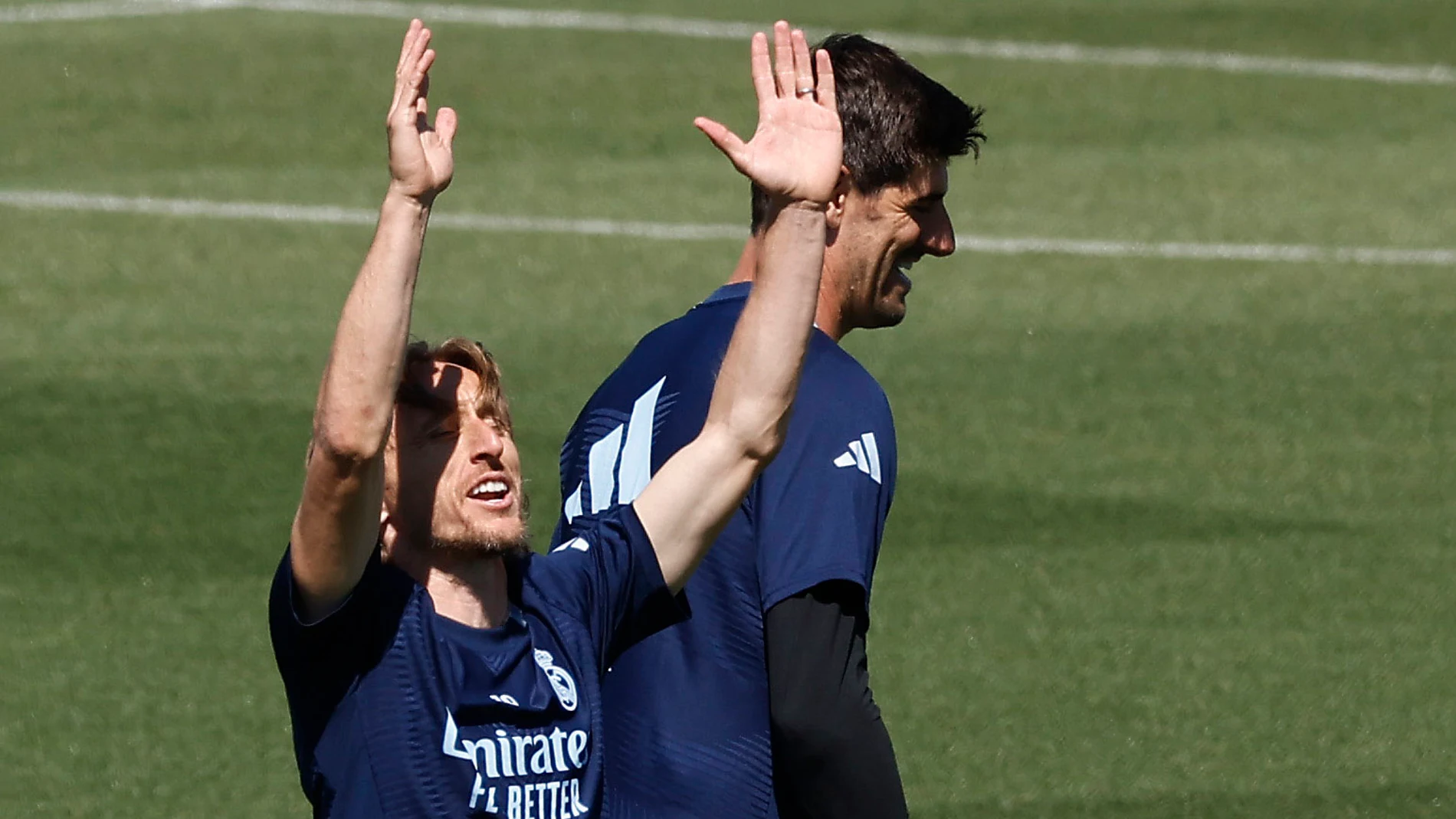 MADRID, 23/05/2025.- El centrocampista croata Luka Modric (i) y el portero belga Thibaut Courtois (d) bromean mientras entrenan junto al resto de jugadores del Real Madrid en la ciudad deportiva del club en Valdebebas este viernes, en la víspera de su partido de LaLiga EA Sports contra la Real Sociedad. Modric, capitán del Real Madrid, no continuará en el conjunto blanco después del Mundial de Clubes, según anunció el pasado jueves, por lo que, además, este sábado frente a la Real Sociedad s...