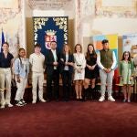 La consejera de Educación, Rocío Lucas, junto a los galardonados