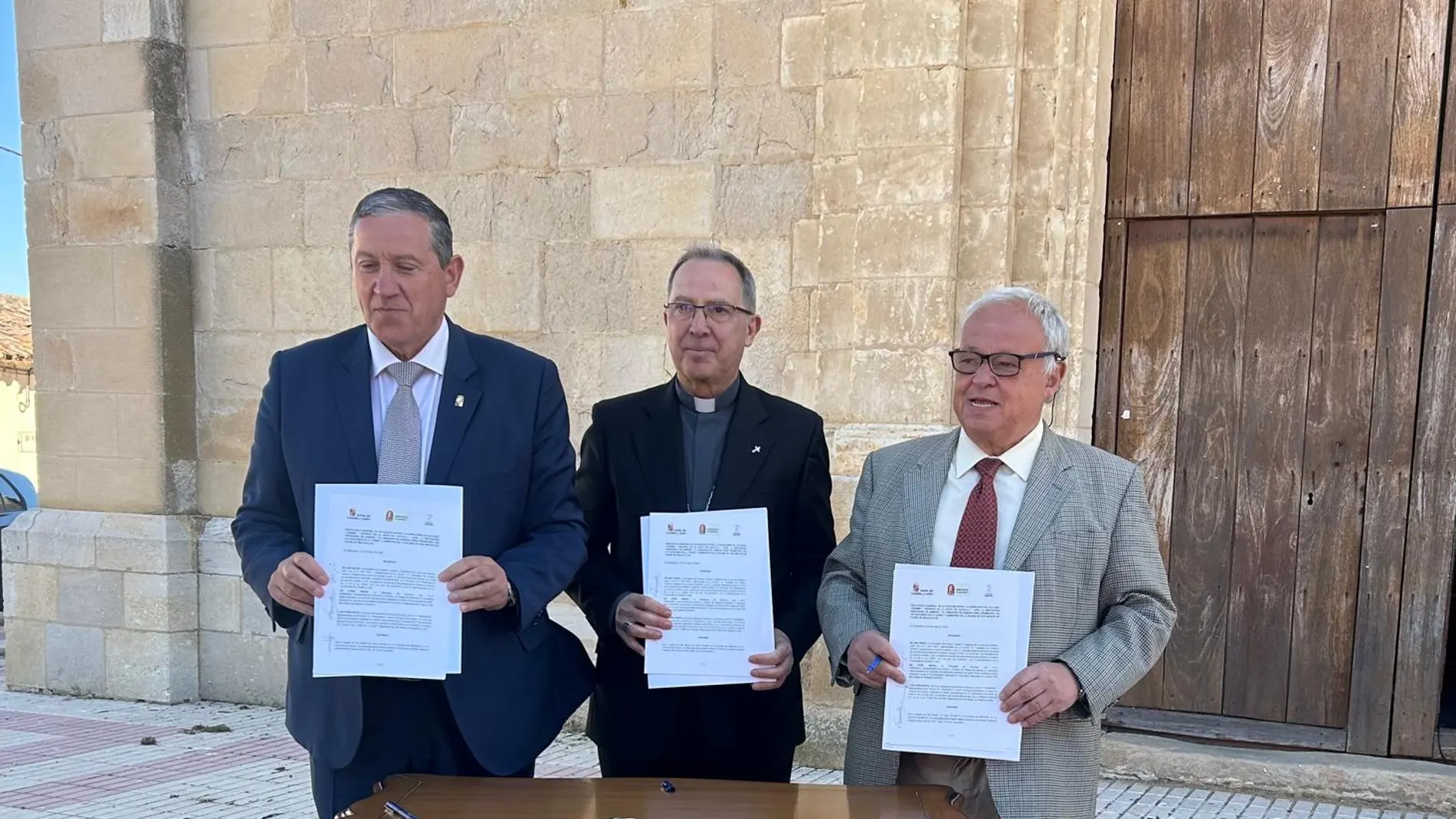 El presidente de la Diputación de Zamora, Javier Faúndez; el obispo de Zamora, Fernando Valera; y el consejero Gonzalo Santonja, suscriben el protocolo de colaboración