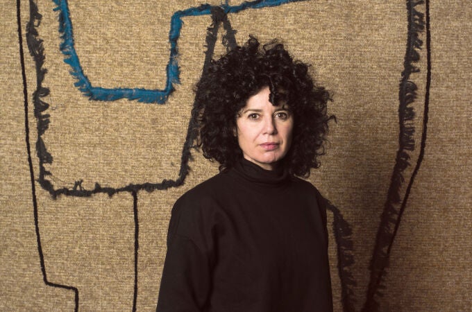 La artista Sonia Navarro (Puerto Lumbreras, 1975) delante de una de sus obras
