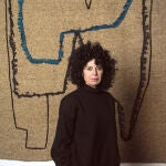 La artista Sonia Navarro (Puerto Lumbreras, 1975) delante de una de sus obras