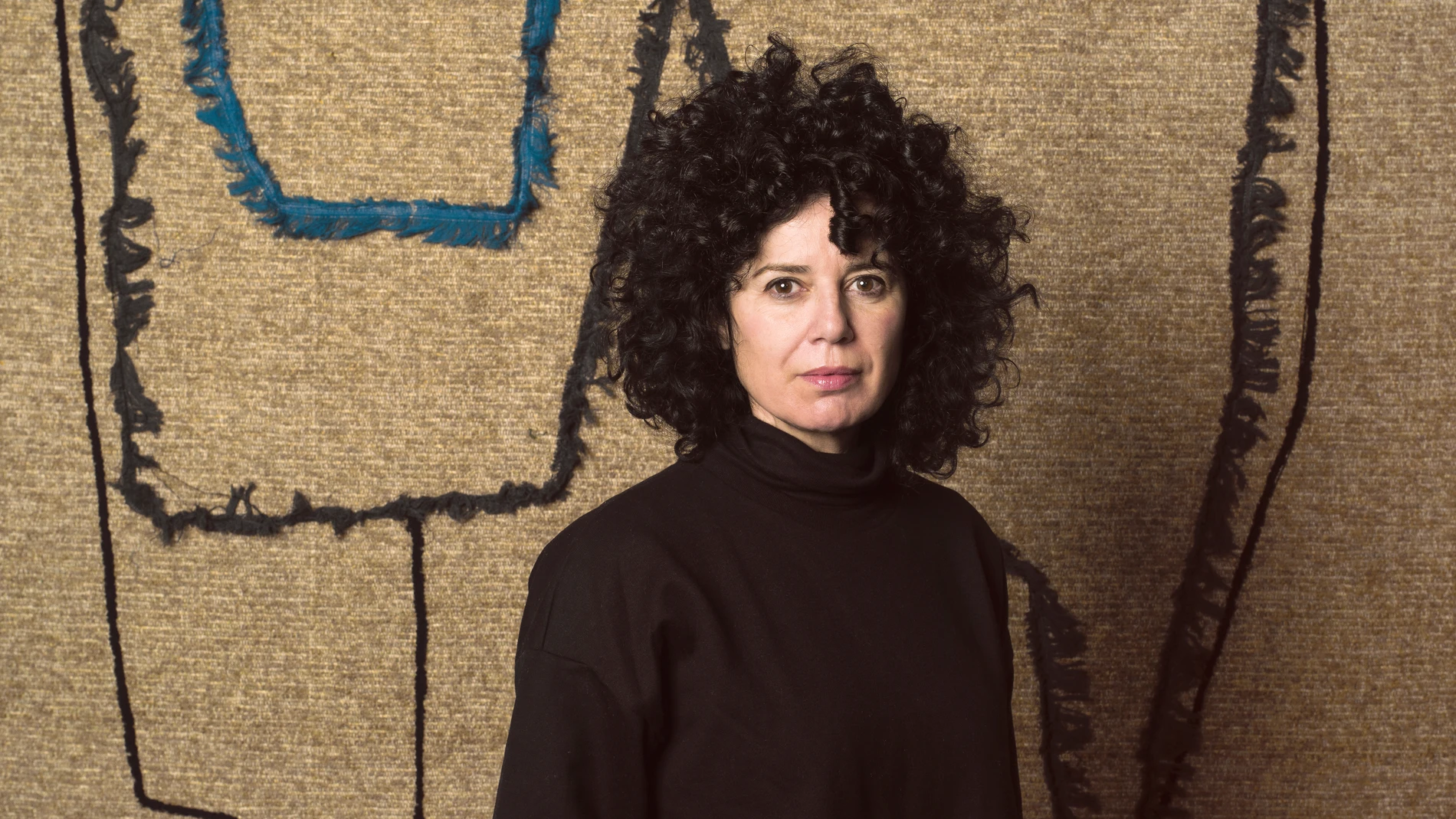 La artista Sonia Navarro (Puerto Lumbreras, 1975) delante de una de sus obras