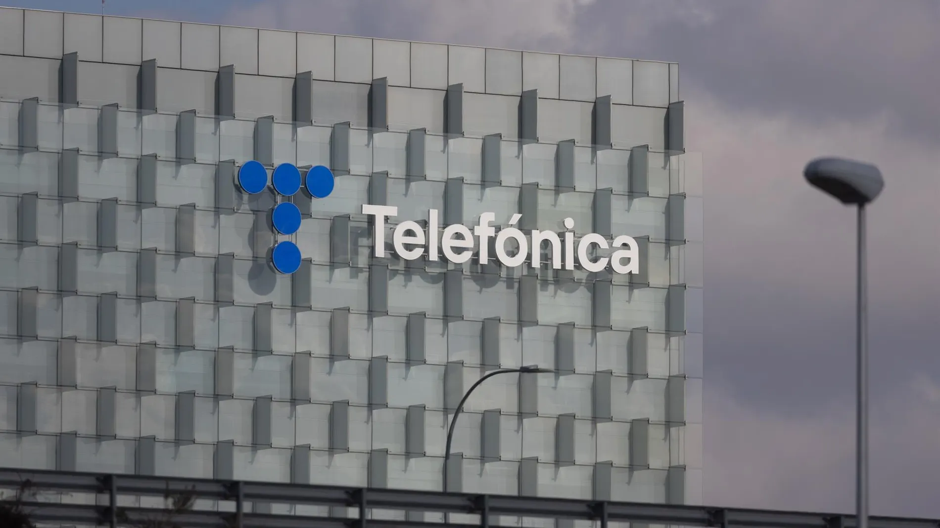Economía.- S&P rebaja el rating de la filial de Telefónica en Chile de 'BB+' a BB' con perspectiva 'negativa'