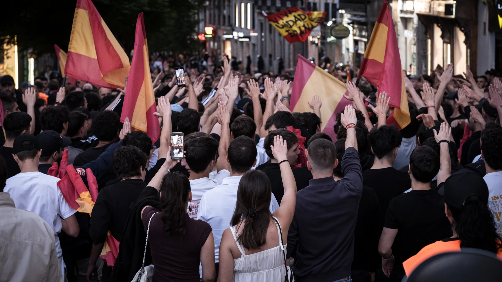Varias personas hacen el saludo fascista durante una manifestación con el lema “Remigración. Por unos barrios seguros”, a 23 de mayo de 2025, en Madrid (España). La marcha, convocada por Falange Española, pide la deportación masiva de migrantes y ha sido denunciada por numerosas asociaciones vecinales, educativas y colectivos sociales de los distritos Centro y Arganzuela, que han solicitado su prohibición por considerar que incita al odio y representa un riesgo para la convivencia y la seguri...