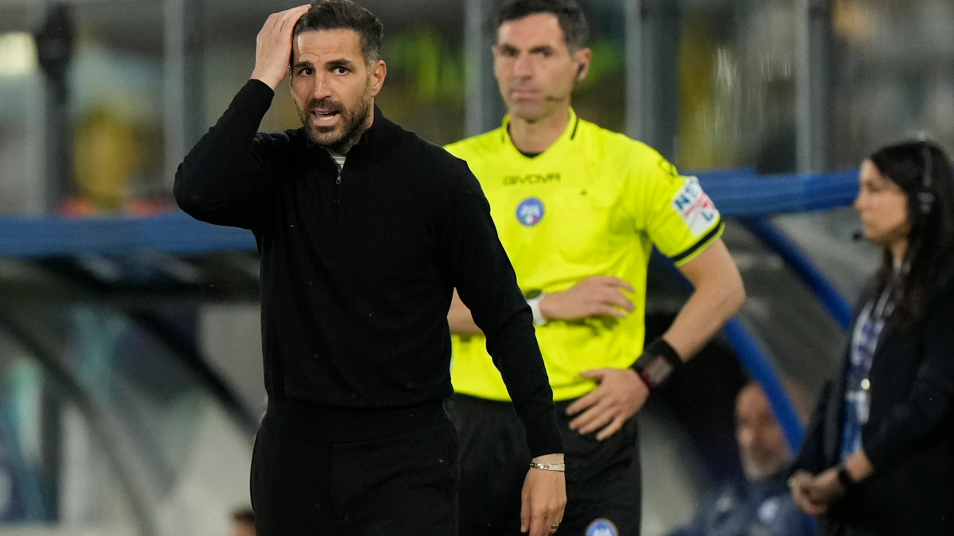 Como's head coach Cesc Fabregas reacts during the Serie A soccer match between Como and Inter Milan at the Sinigaglia stadium in Como, Italy, Friday, May 23, 2025. (AP Photo/Luca Bruno)