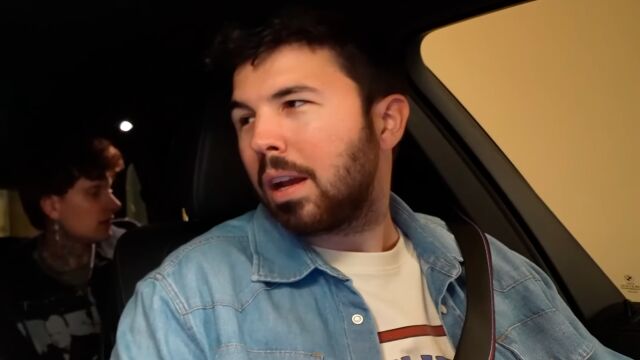 El youtuber Willyrex revela su peculiar forma de prepararse para el carnet de coche: conduciendo en un videojuego