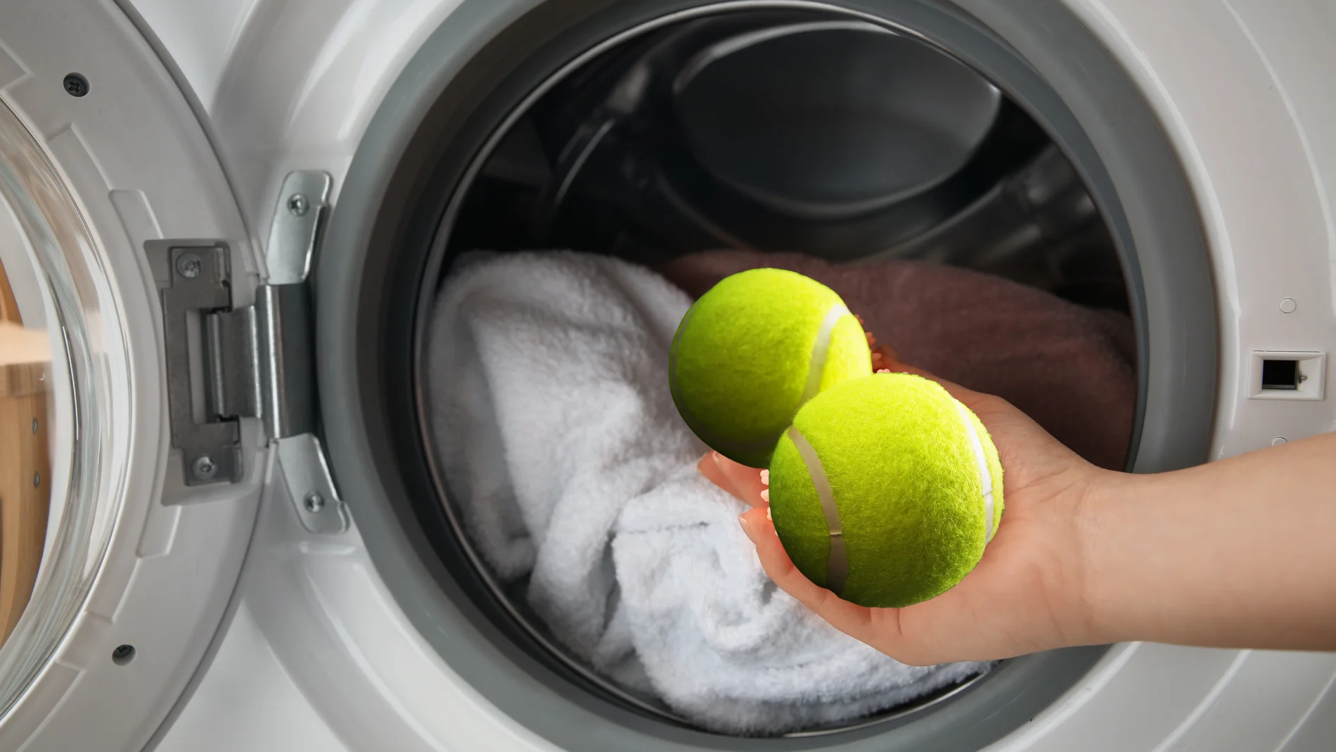 Por qué hay que meter dos pelotas de tenis en la lavadora al hacer la colada