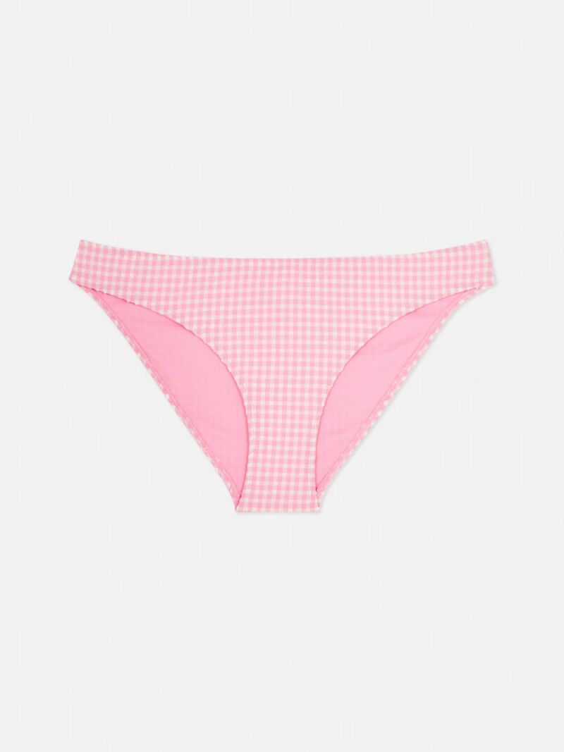 Braguita de bikini bandeau a cuadros vichy.