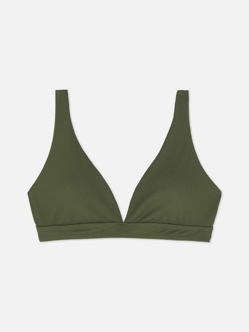 Top de bikini con cuello pico.