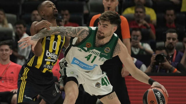 Juancho sufre la defensa de McCollum